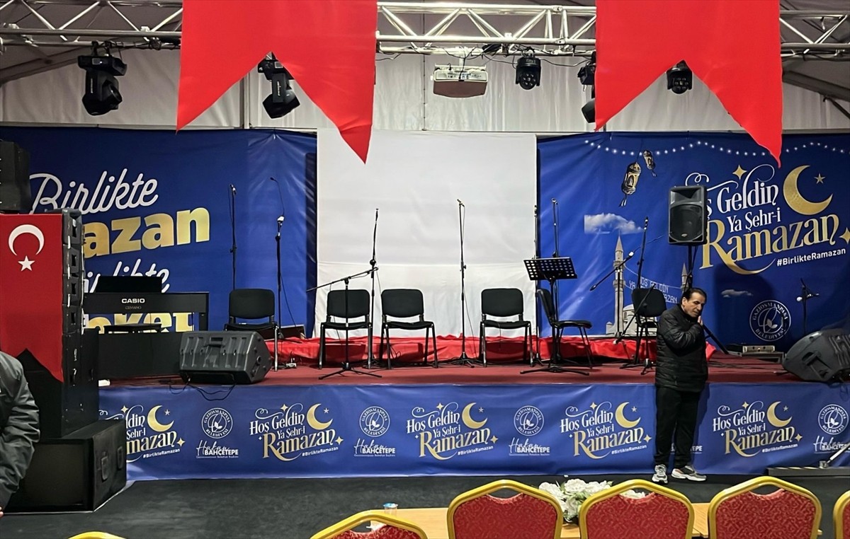 Gaziosmanpaşa'da ramazan etkinlik çadırındaki sahnenin çökmesi sonucu 5 kişi yaralandı. Polis...