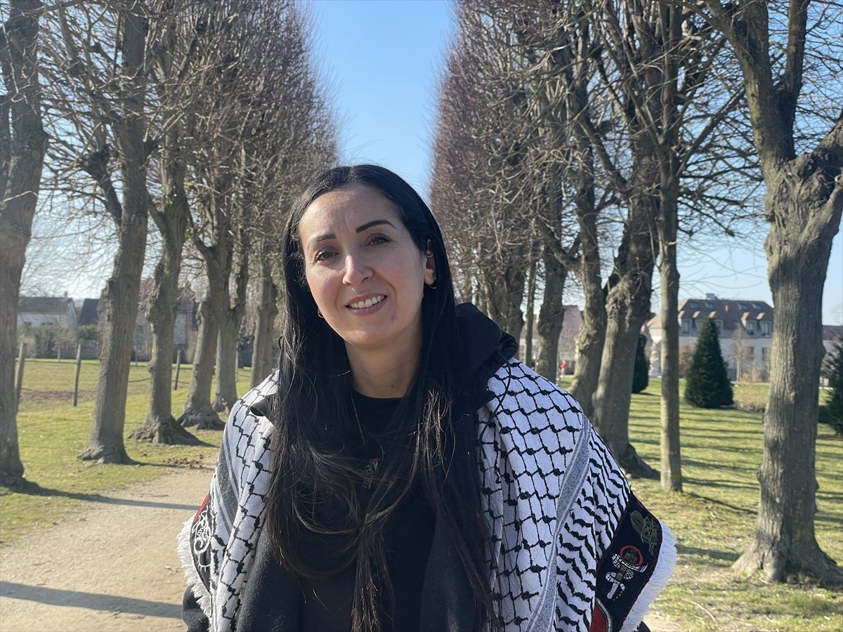 Gazze'de gönüllü görev yaptığı sırada yaraları saran Fas asıllı Fransız hemşire İmane Maarifi...