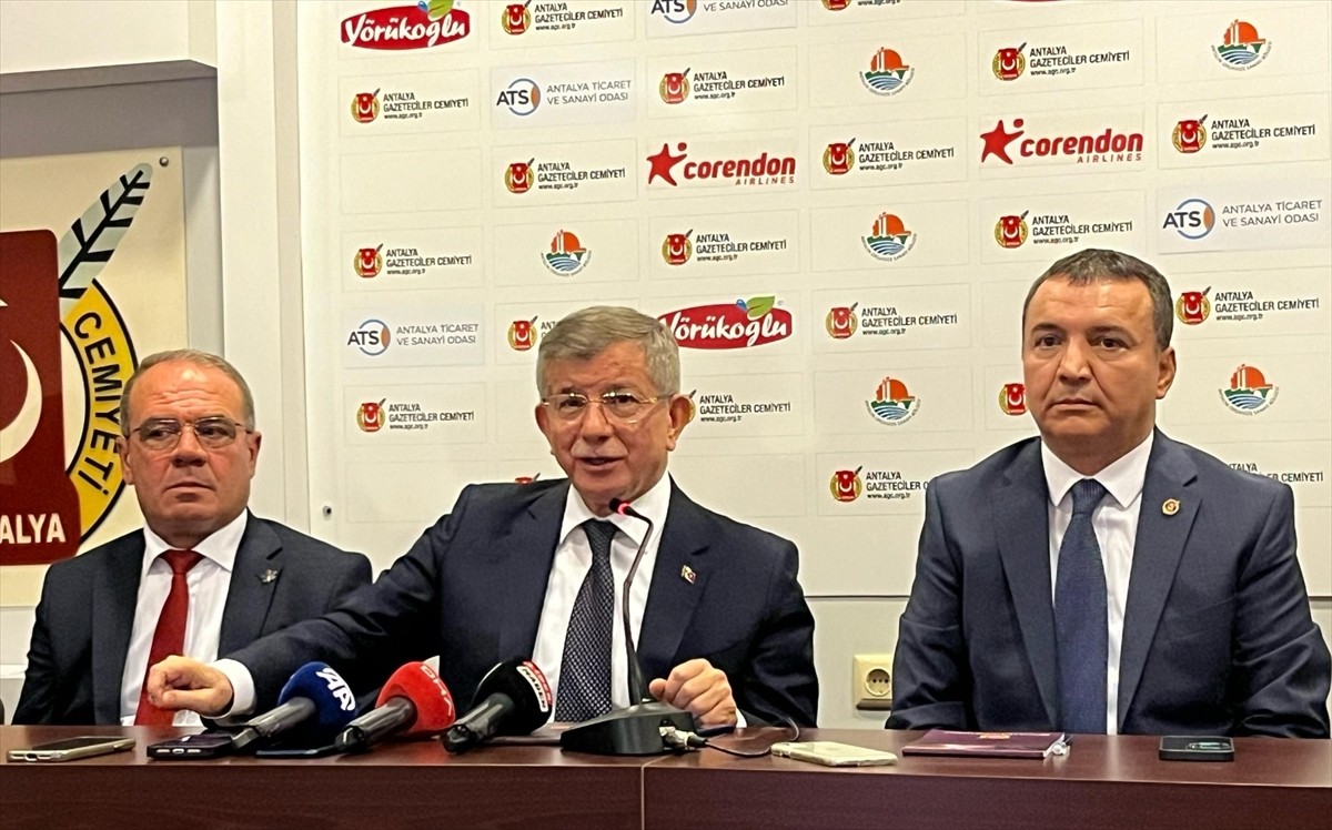 Gelecek Partisi Genel Başkanı Ahmet Davutoğlu (ortada), Antalya Gazeteciler Cemiyeti'nde basın...
