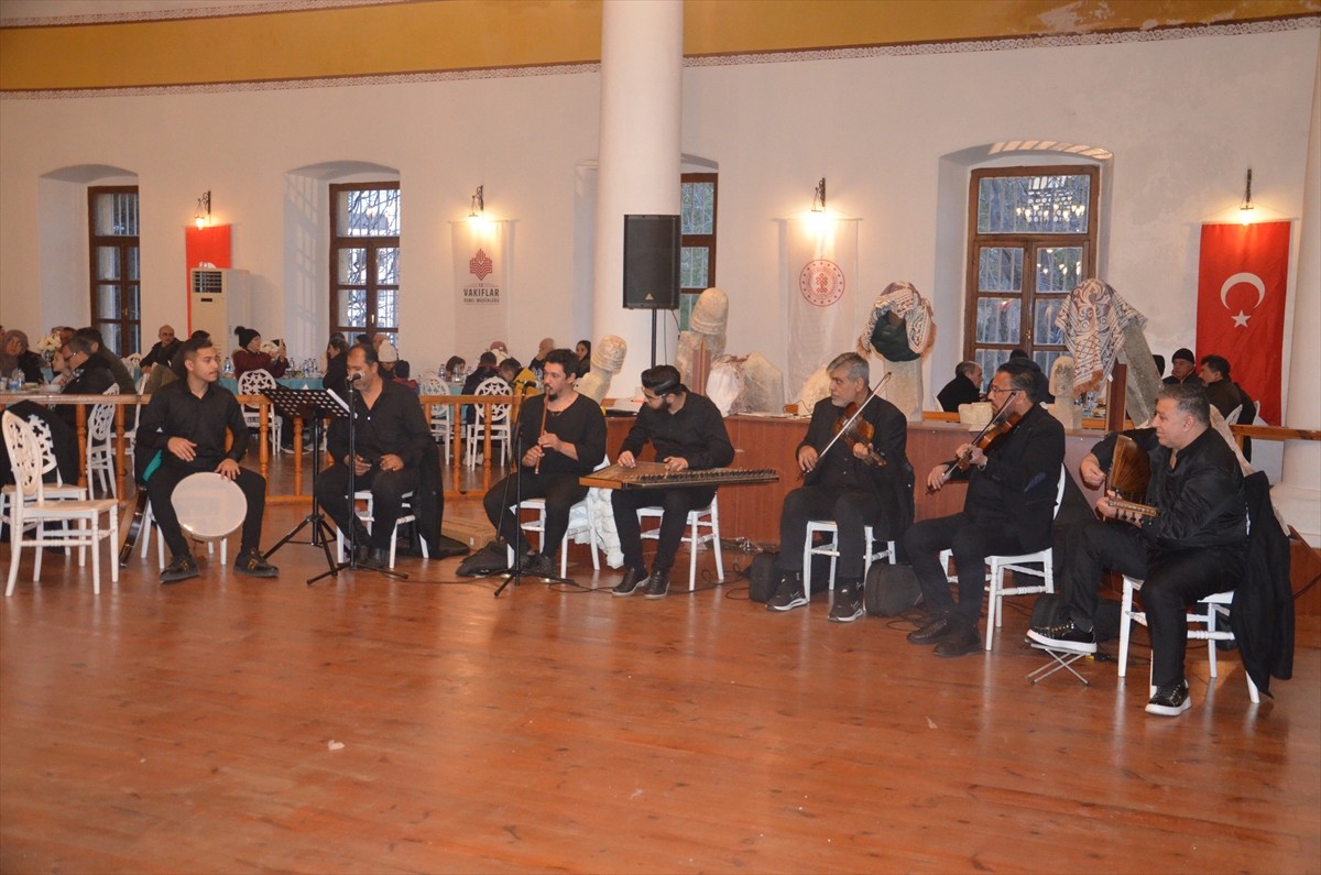 Gelibolu Mevlevihanesi'nde düzenlenen iftar programında, yaklaşık 500 kişi orucunu birlikte...