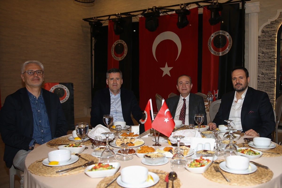 Gençlerbirliği Kulübü, kuruluşunun 102. yılını sosyal tesislerinde emektar çalışanlarıyla...