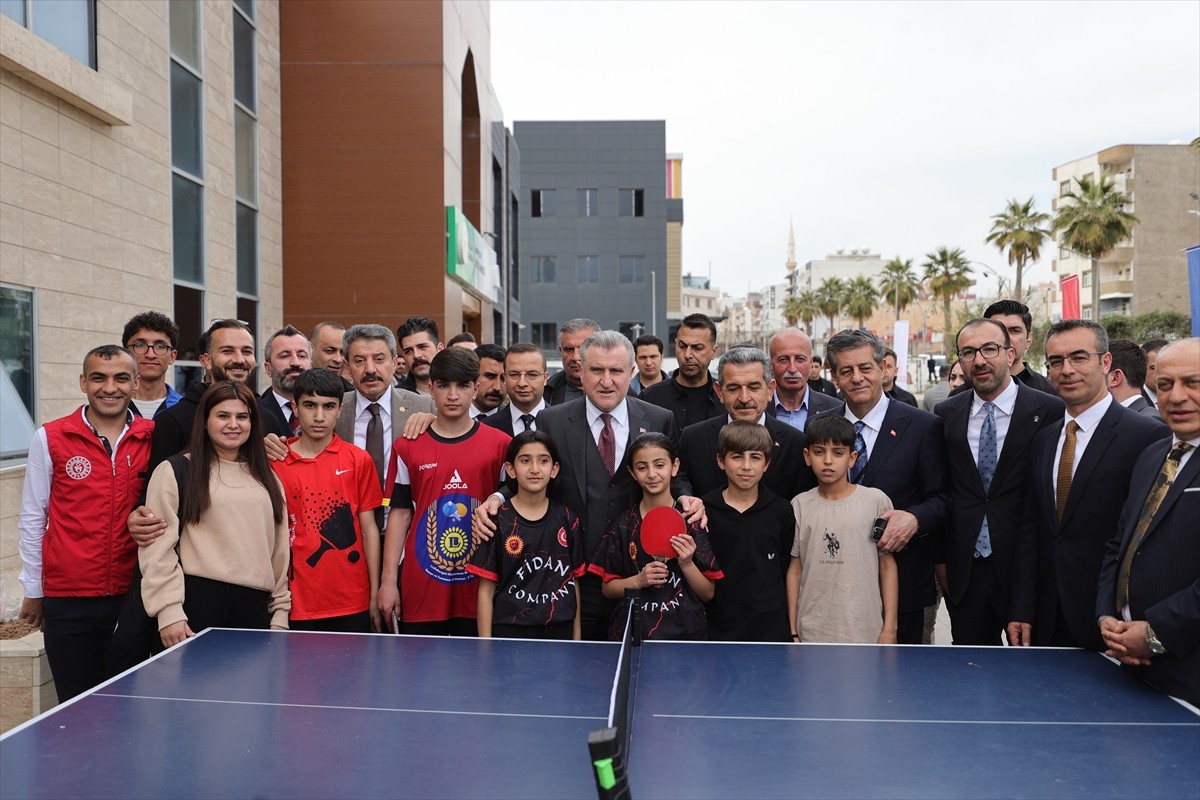 Gençlik ve Spor Bakanı Osman Aşkın Bak, çeşitli temaslarda bulunmak üzere geldiği Şırnak'ta, Cizre...