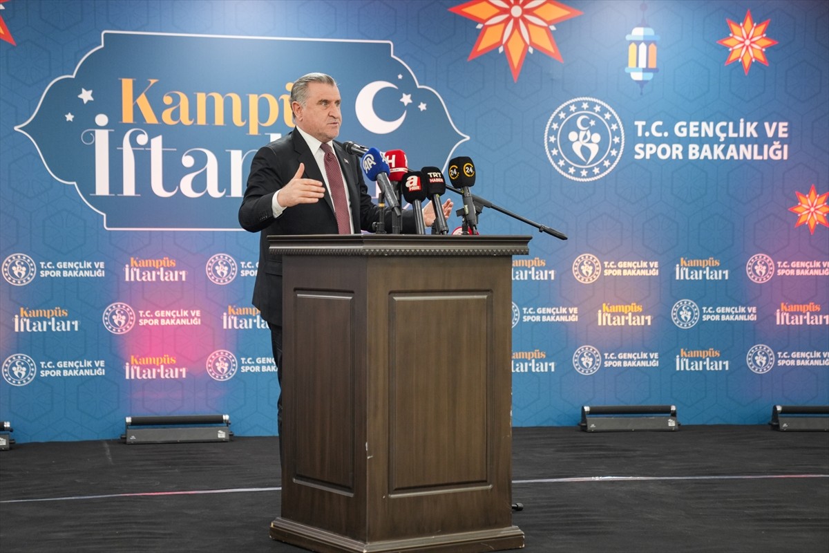 Gençlik ve Spor Bakanı Osman Aşkın Bak, İbn Haldun Üniversitesi öğrencileriyle bakanlığın...