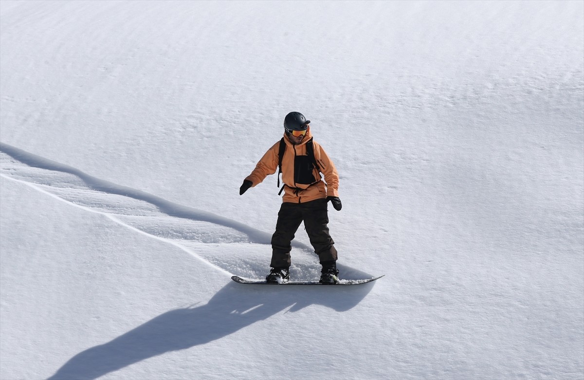 Giresun'un 1700 rakımlı Kümbet Yaylası'nda snowboard etkinliği gerçekleştirildi. Yaylaya gelen...