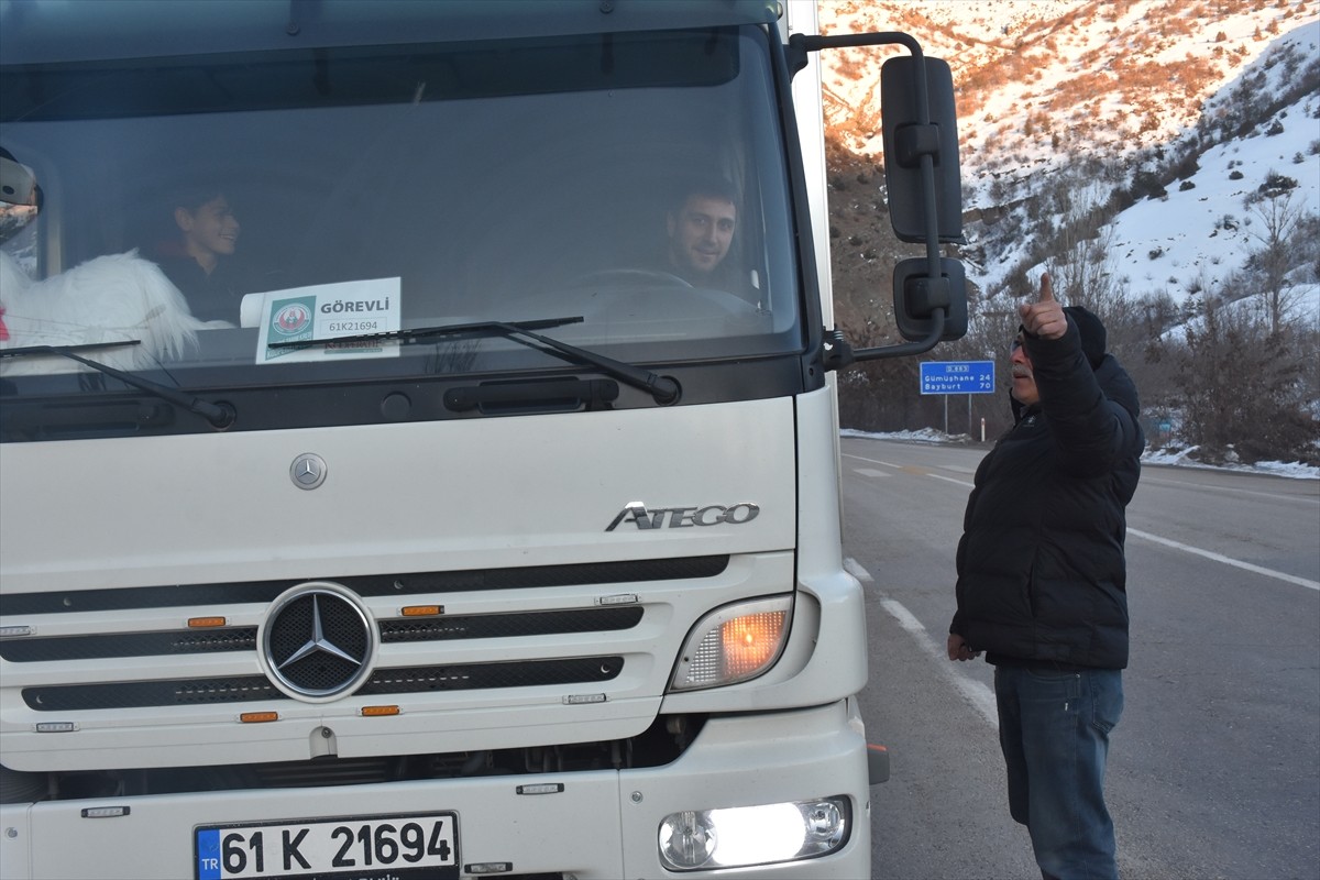 Gümüşhane'de bir köyde 21 yıl önce başlatılan ramazanda yoldan geçenlere oruç açtırma geleneği...