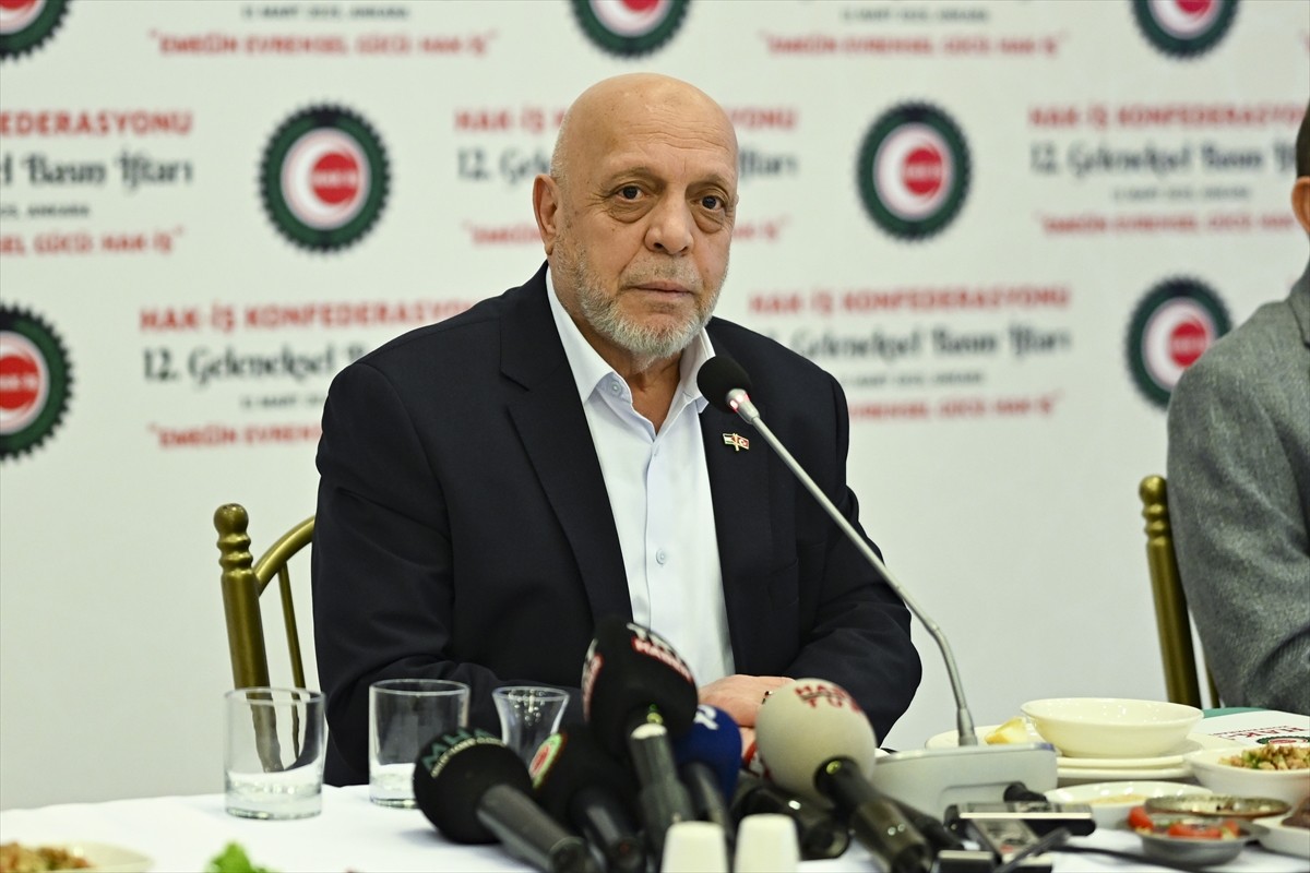 HAK-İŞ Genel Başkanı Mahmut Arslan, HAK-İŞ tarafından bir restoranda düzenlenen iftar programında...