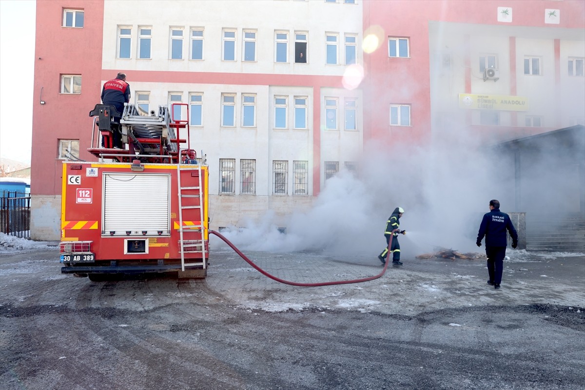 Hakkari'de arama kurtarma ekiplerinin katılımıyla Sümbül Anadolu Lisesi'nde deprem tatbikatı...