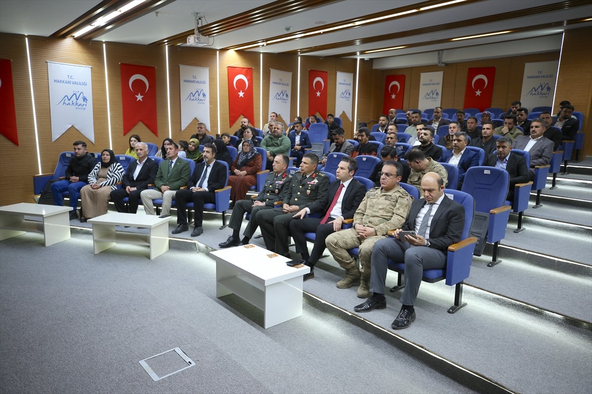 Hakkari'de Valilik toplantı salonunda düzenlenen törende, şehit ailelerine devlet övünç madalyası...