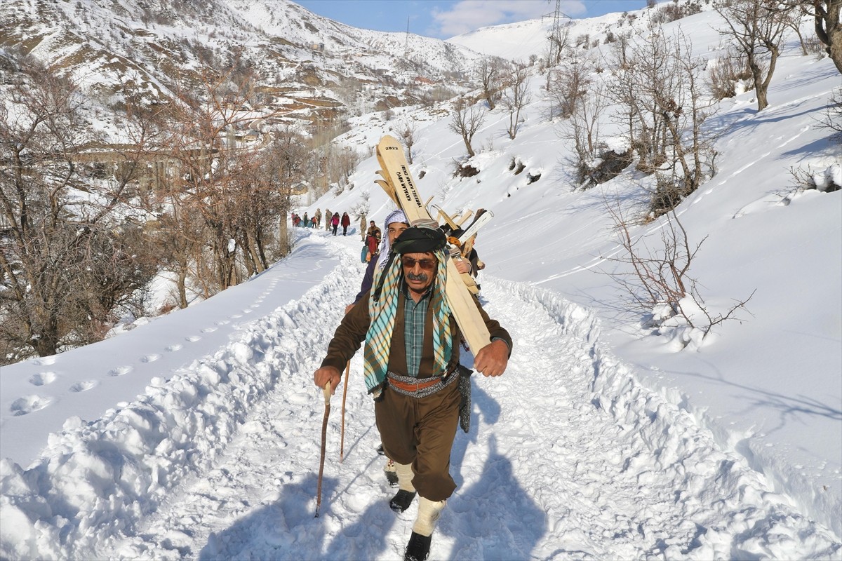 Hakkari'nin Şemdinli ilçesi Kayalar köyünde tahtadan yaptıkları kayak takımlarıyla karlı...