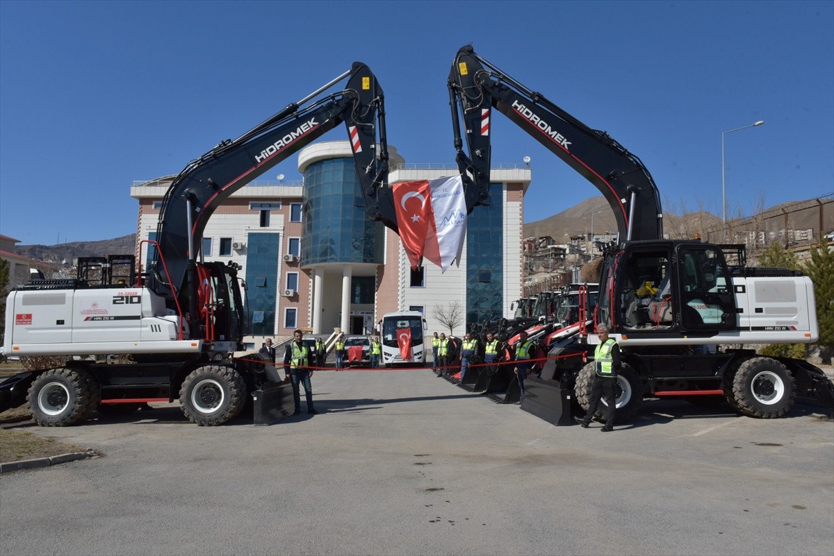  Hakkari İl Özel İdaresi bünyesinde, kent genelindeki yol ve altyapı çalışmalarında kullanılmak...