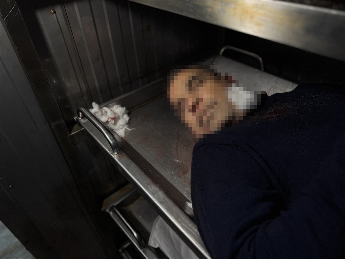 Hamas Siyasi Büro Üyesi Dr. Salah el-Berdevili, eşi ve aralarında çocukların da bulunduğu aile...