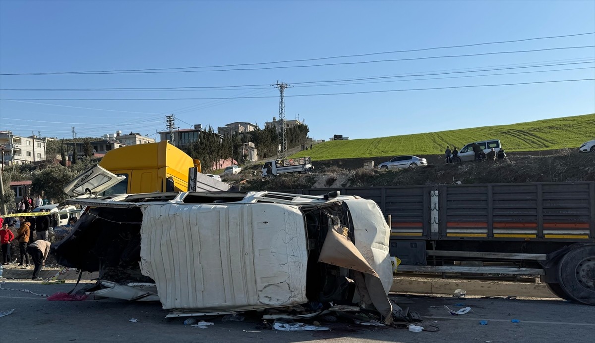 Hatay'da işçi servisi tıra çarptı. Kazada ölü ve yaralıların olduğu belirtildi. 