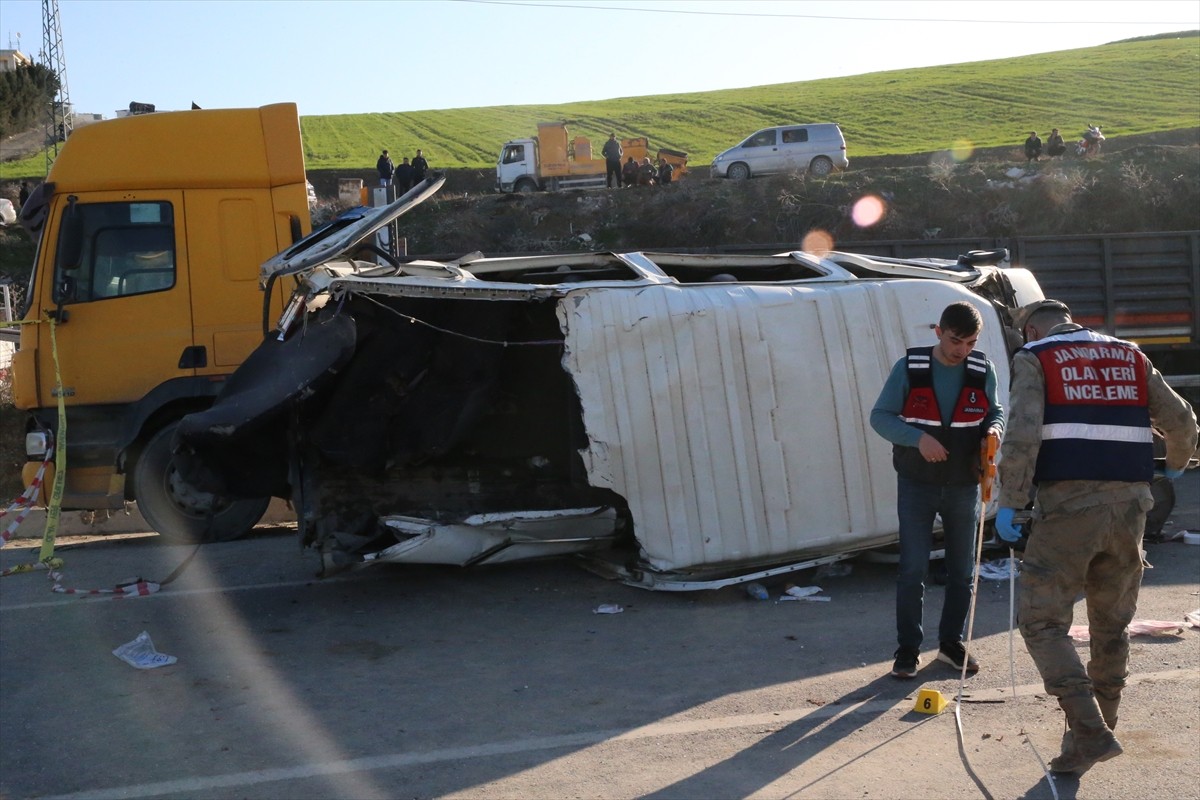  Hatay'da işçi servisinin tıra çarpması sonucu 6 kişi hayatını kaybetti, 8 kişi yaralandı.