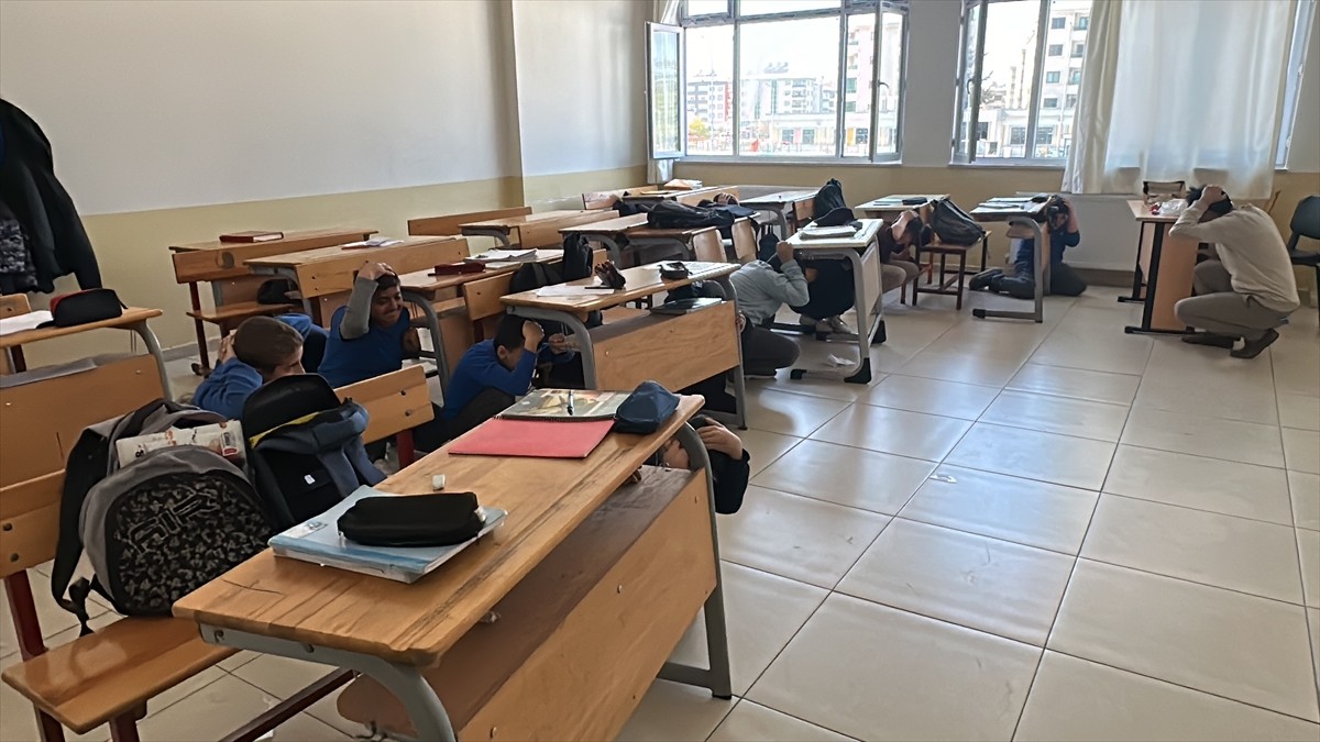 Hatay'ın Dörtyol ilçesinde lise öğrencilerine yönelik deprem ve tahliye tatbikatı düzenlendi....