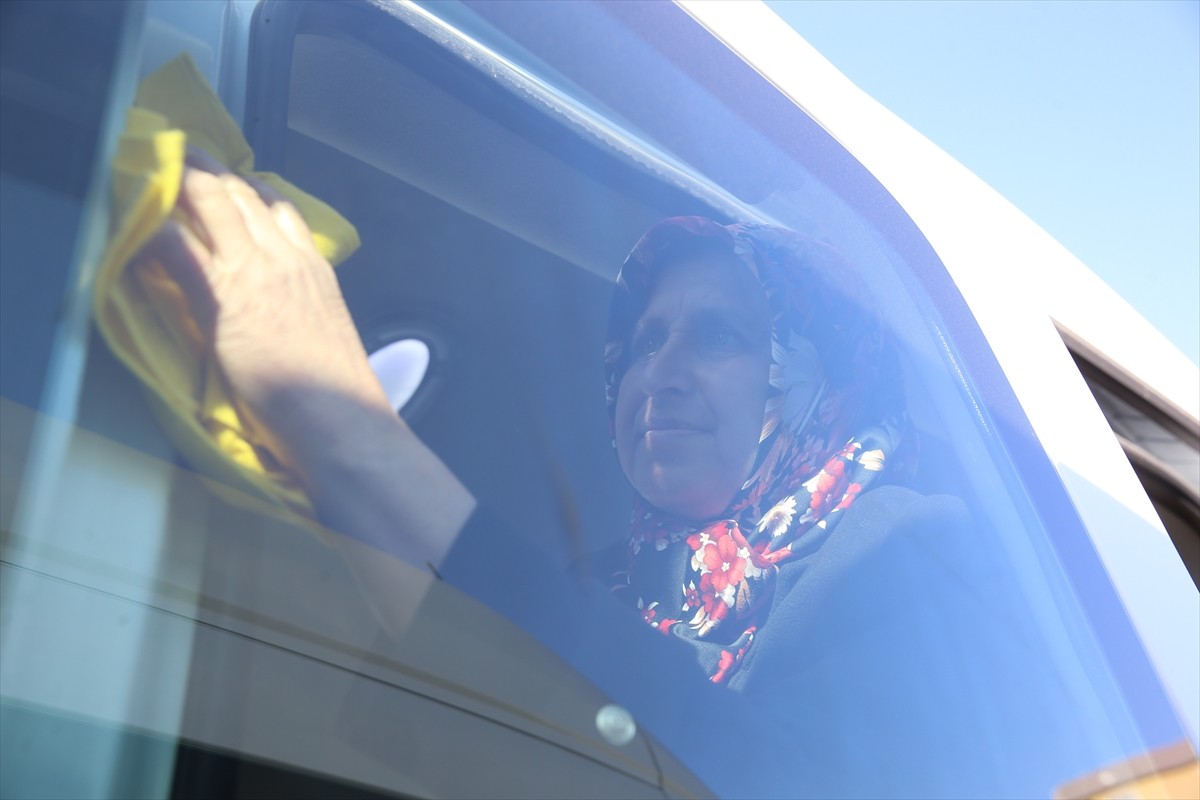 Hatay'ın İskenderun ilçesinde, esnaf kredisiyle aldığı minibüsle servis şoförlüğü yapmaya başlayan...