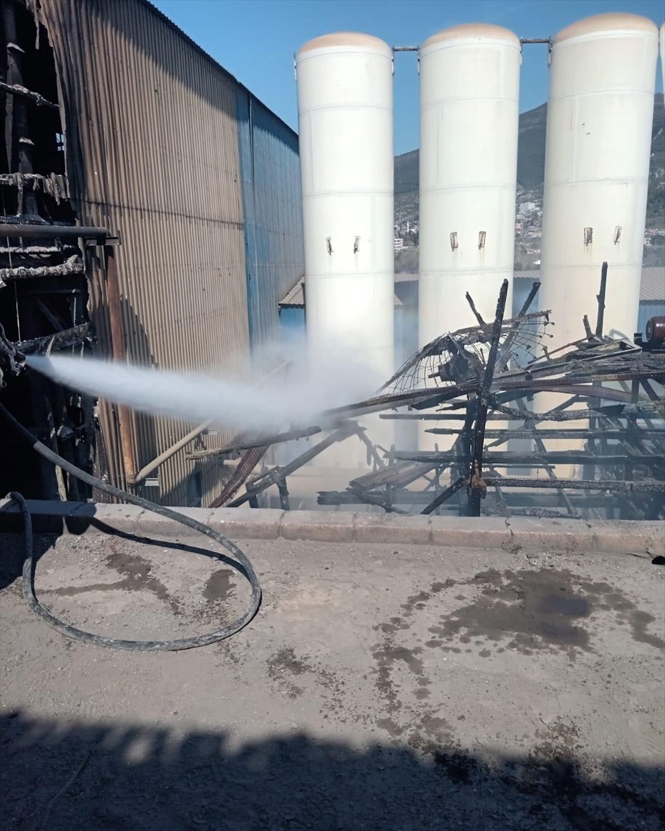 Hatay'ın Payas ilçesinde bir fabrikada çıkan yangın itfaiye ekiplerince söndürüldü.