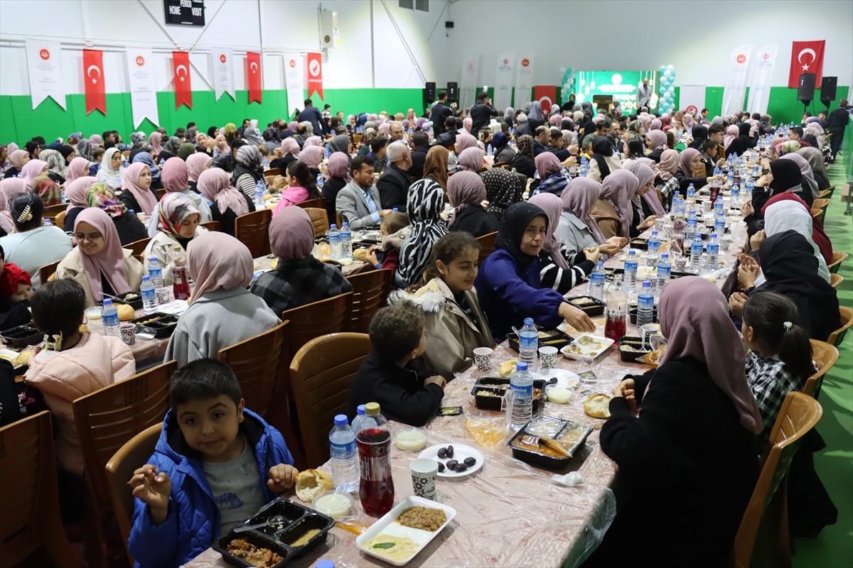 Hatay Valisi Mustafa Masatlı, İl Müftülüğünce düzenlenen iftarda Kur'an kursu öğrencileri ve...