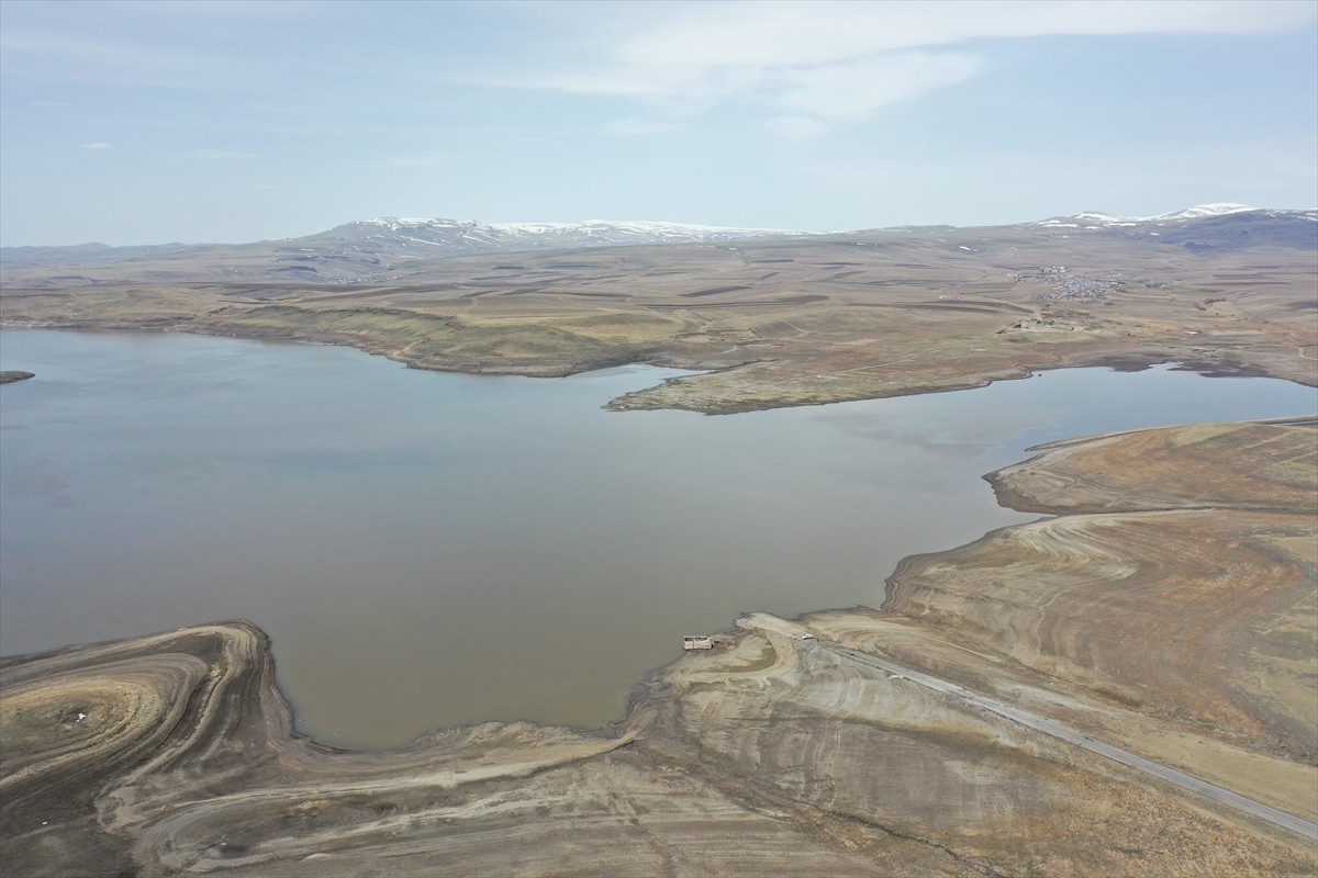 Hava sıcaklığının artmasıyla yüzeyi buzla kaplı Kars Barajı tamamen çözüldü.