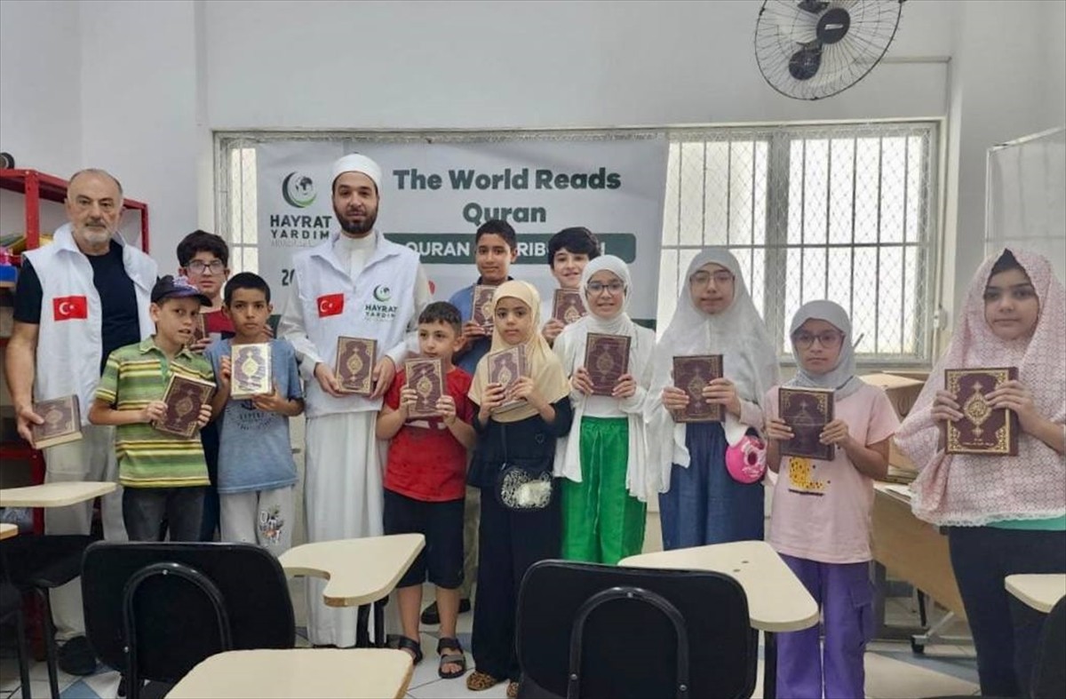 Hayrat İnsani Yardım Derneği, "Dünya Kur'an Okuyor" sloganıyla Brezilya'da öğrencilere Kur'an-ı...