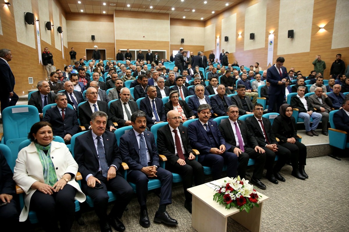 Hazine ve Maliye Bakanı Mehmet Şimşek (sol 4), Kırşehir'de Ahi Evran Üniversitesi Kongre ve Kültür...