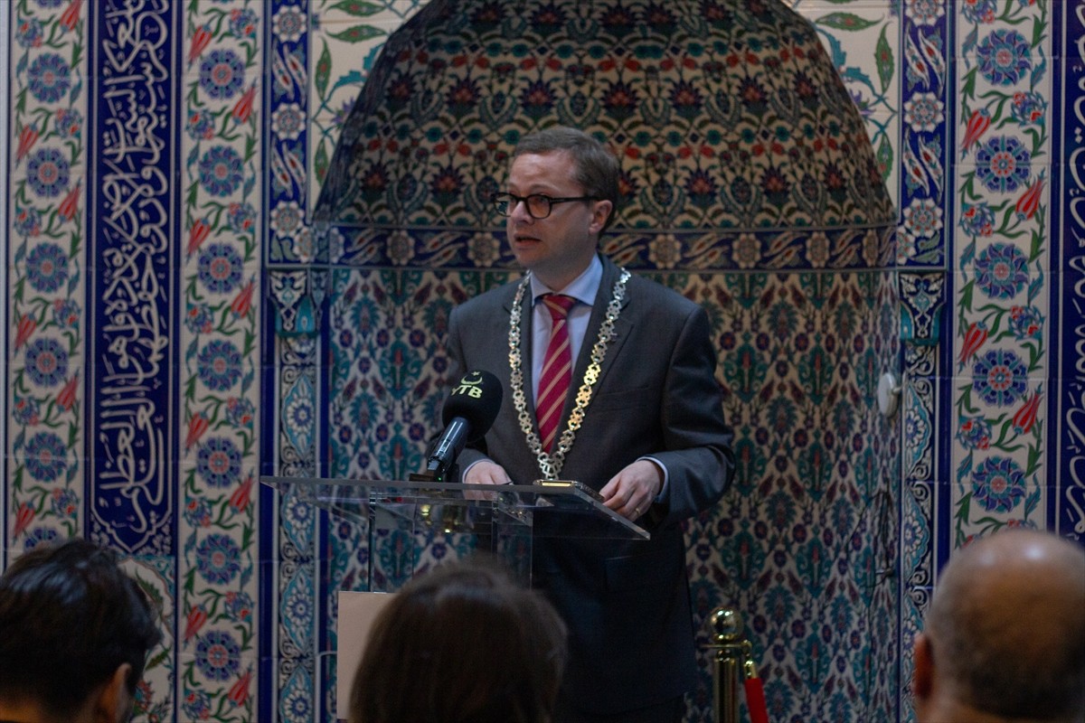 Hollanda'da, 61 yıl önce ülkeye misafir gelen Türklerin bilgi ve belgelerini muhafaza eden ve...