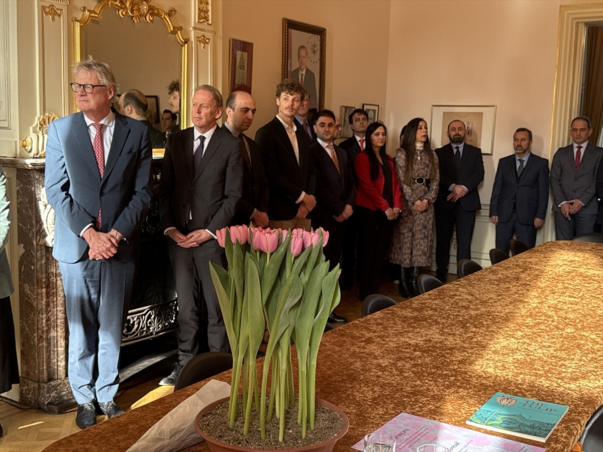 Hollanda'da özel olarak yetiştirilen kırmızı bir "triumph" lalesine, Türkiye'nin en uzun nehri...