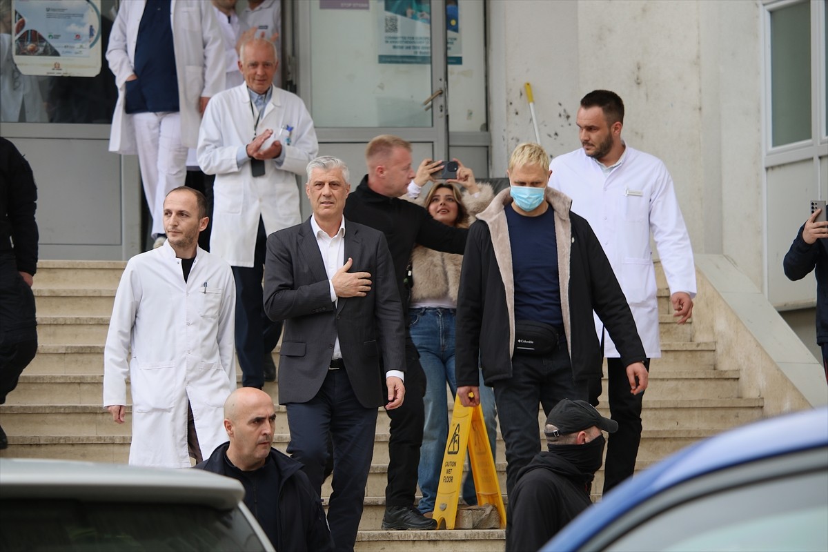 Hollanda'nın Lahey kentindeki özel mahkemede tutuklu yargılanan eski Kosova Cumhurbaşkanı Hashim...