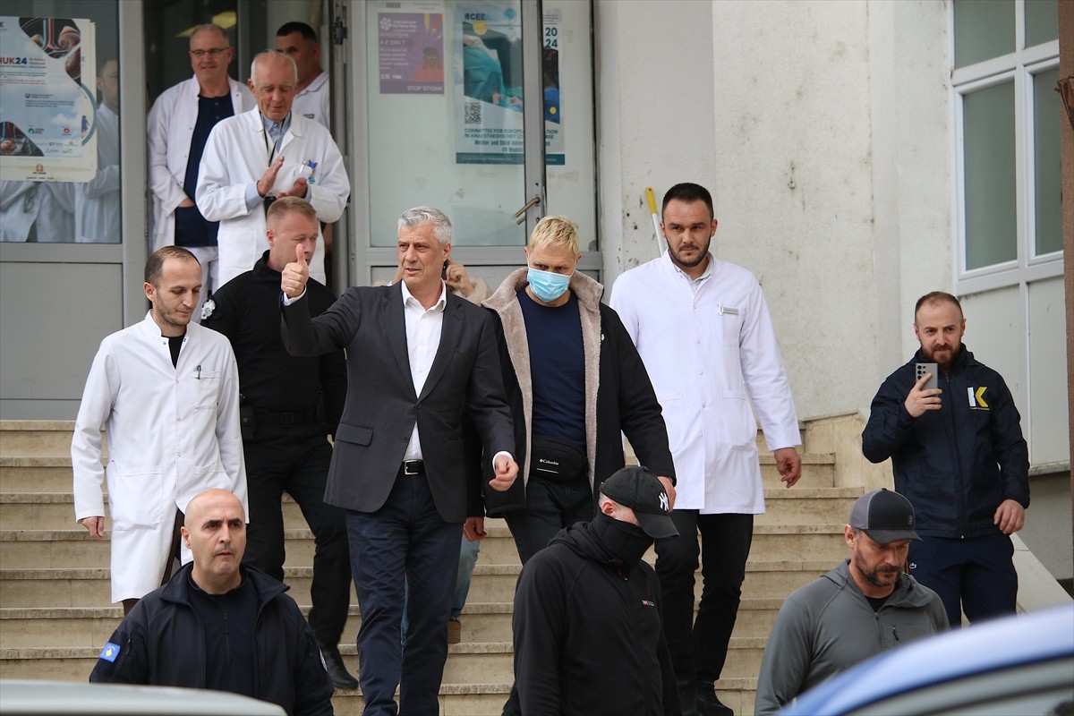 Hollanda'nın Lahey kentindeki özel mahkemede tutuklu yargılanan eski Kosova Cumhurbaşkanı Hashim...