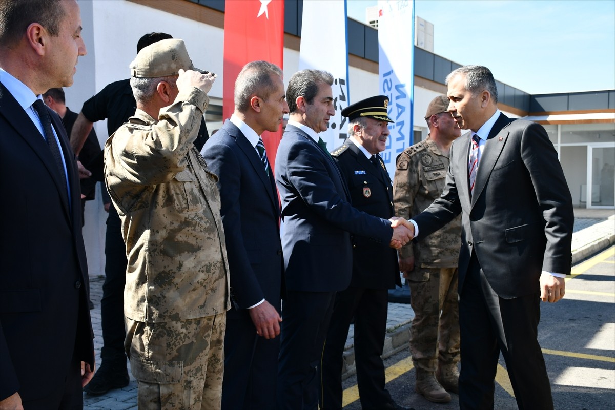 İçişleri Bakanı Ali Yerlikaya, Batman ziyareti kapsamında Batman Belediyesi Hayvan Bakım ve...