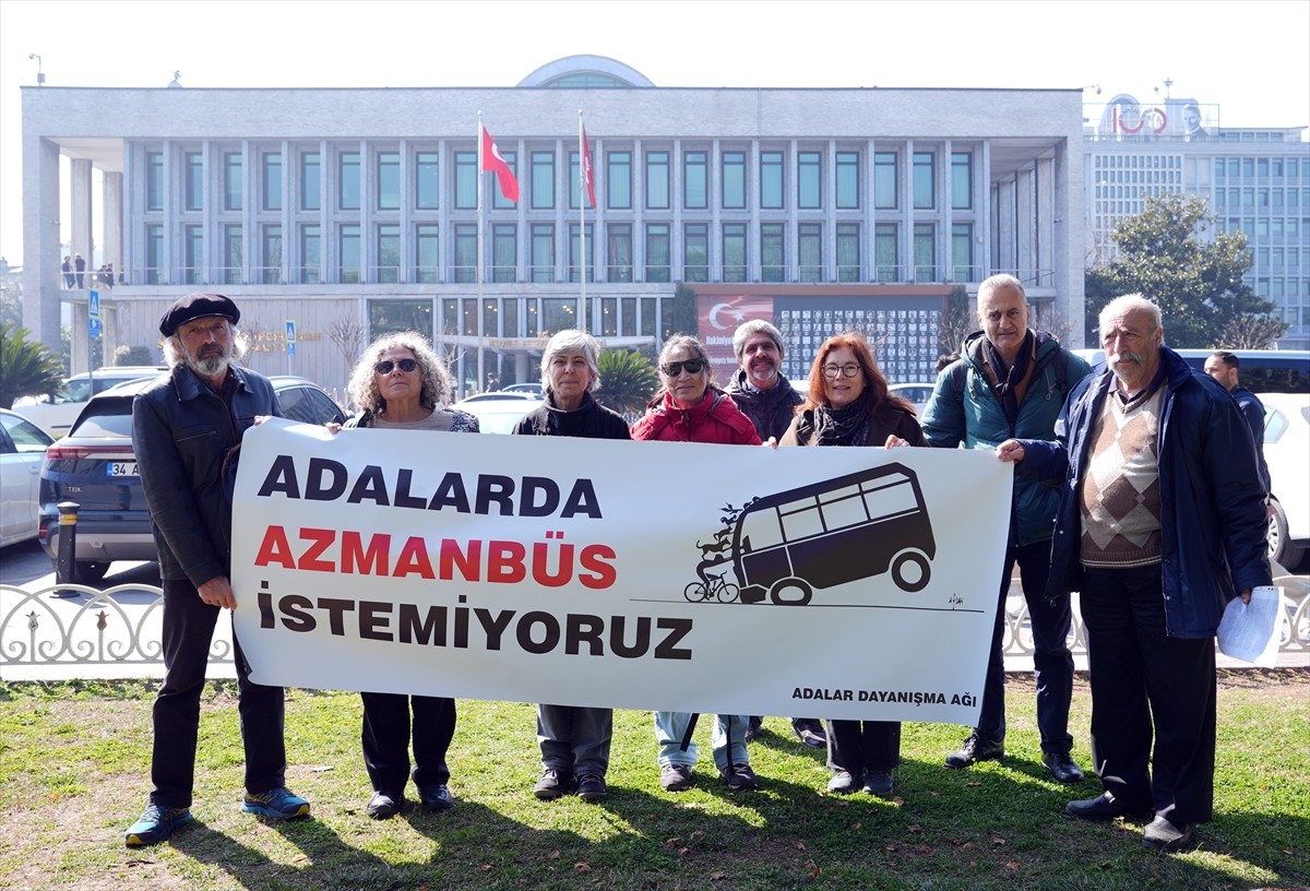 İETT'nin Adalar'da toplu ulaşım için kullandığı ve ada sakinlerinin "azmanbüs" olarak...