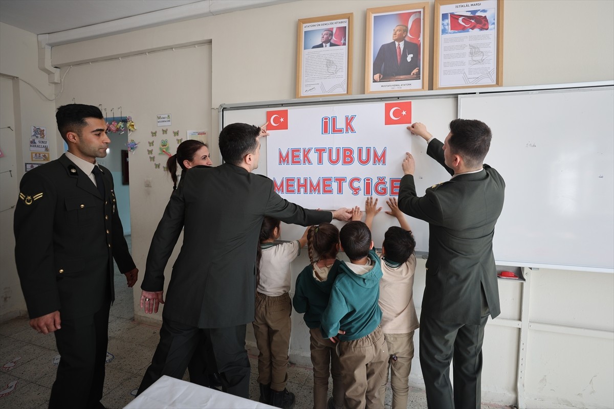 Iğdır'da okuma yazmayı yeni öğrenen ilkokul 1. sınıf öğrencileri "İlk Mektubum Mehmetçiğe" projesi...