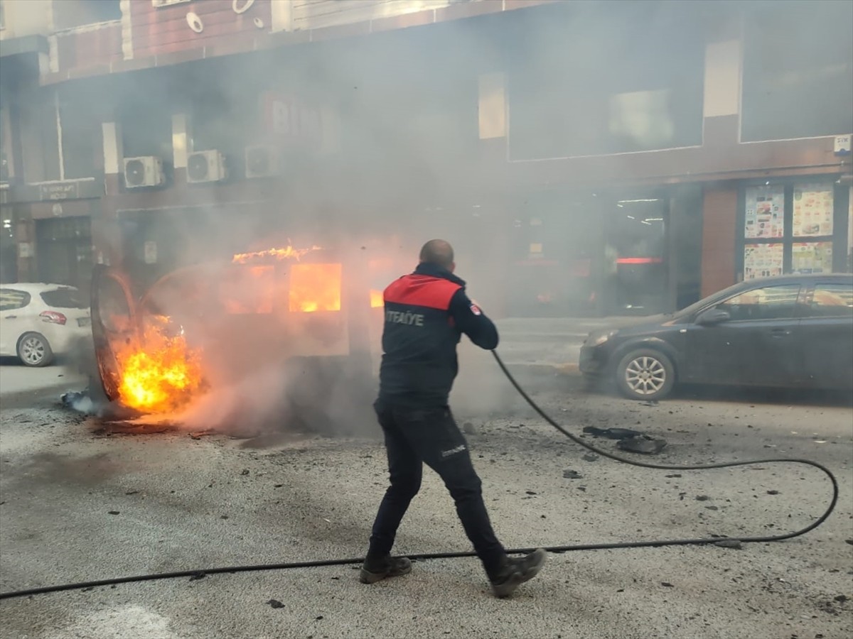 Iğdır'da seyir halindeyken alev alan araç kullanılamaz hale geldi. Kısa sürede aracın tamamını...