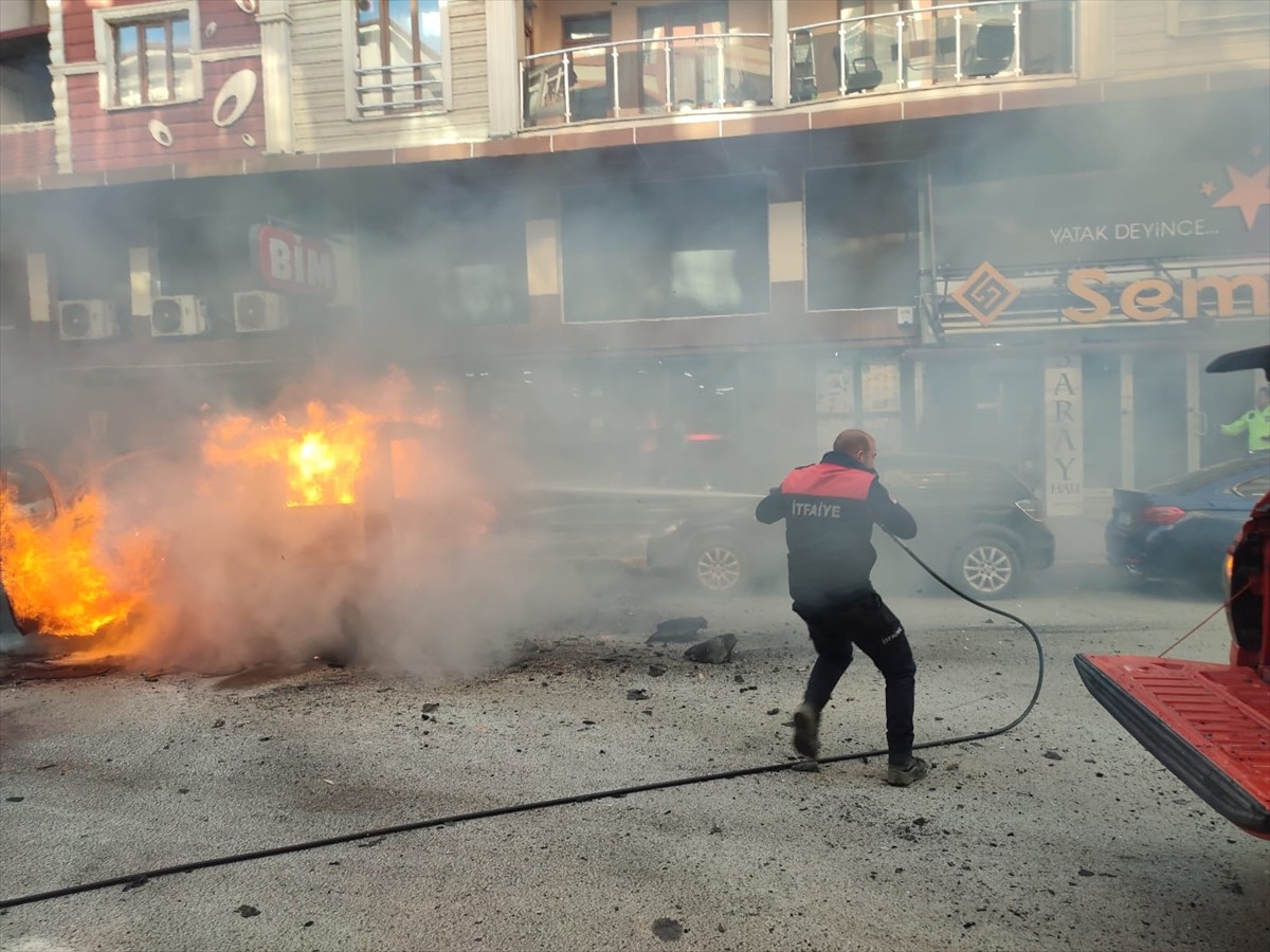 Iğdır'da seyir halindeyken alev alan araç kullanılamaz hale geldi. Kısa sürede aracın tamamını...