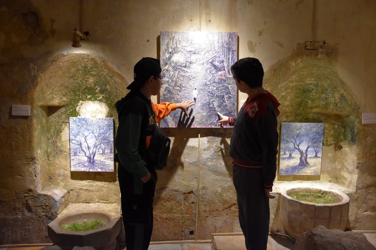 İngiliz sanatçı Tom Young, İsrail'in ağır bombardımanı sonucu Lübnan ve Gazze'de yaşanan büyük...