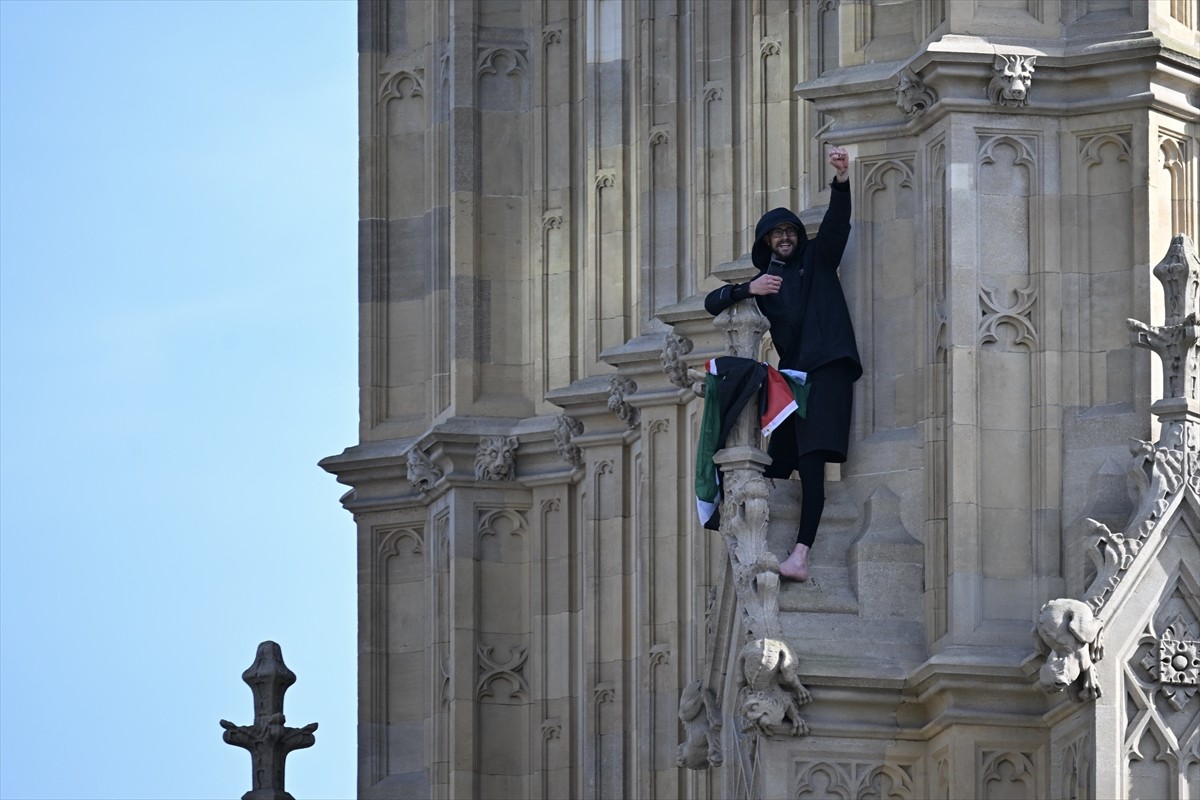  İngiltere'de bir protestocunun, parlamentonun "Big Ben" olarak bilinen Elizabeth Kulesi'ne...