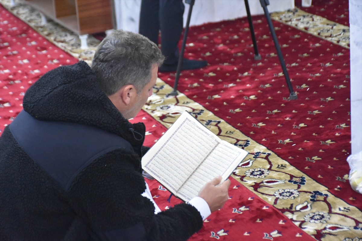 Irak'ın Kerkük kentinde Müslümanlar, Kadir Gecesi'nde camileri doldurdu. Tarihi Kerkük Kalesi'nde...