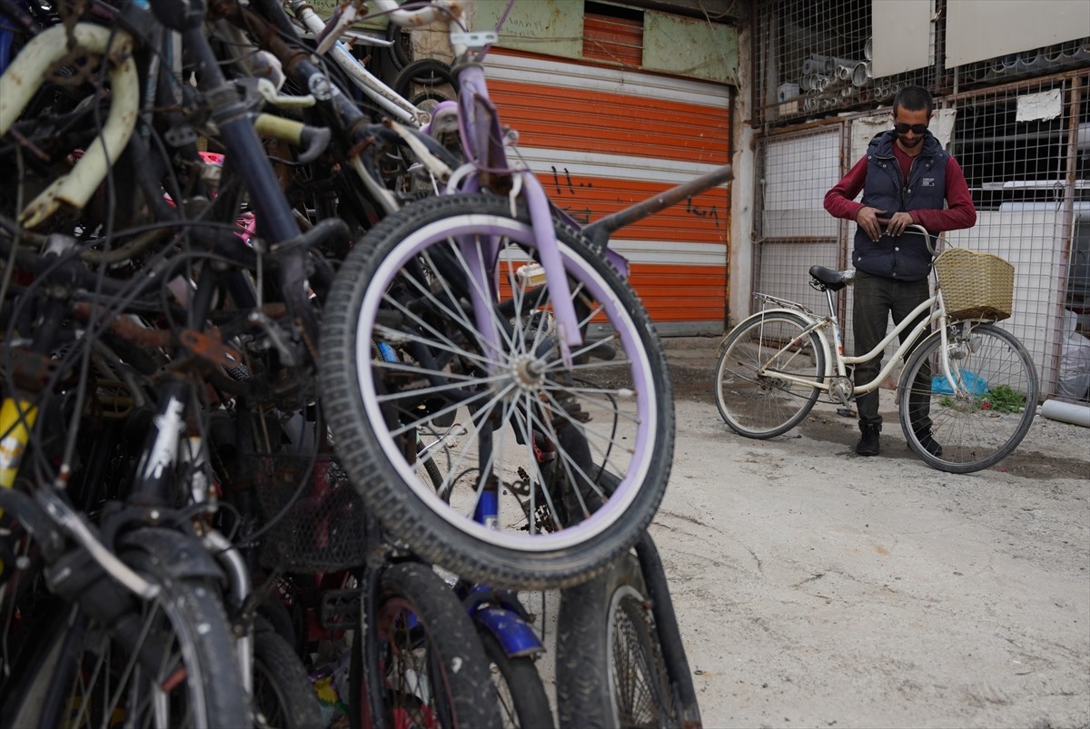 Irak'ın Süleymaniye kentinde çocuk yaşta mayın patlaması sonucu görme yetisini kaybeden ancak...