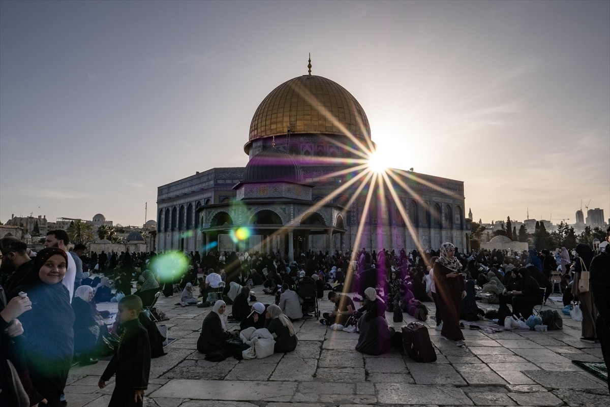 İslam'ın en kutsal üçüncü mekanı Mescid-i Aksa'da ramazanın son 10 gününü ibadetle geçiren...