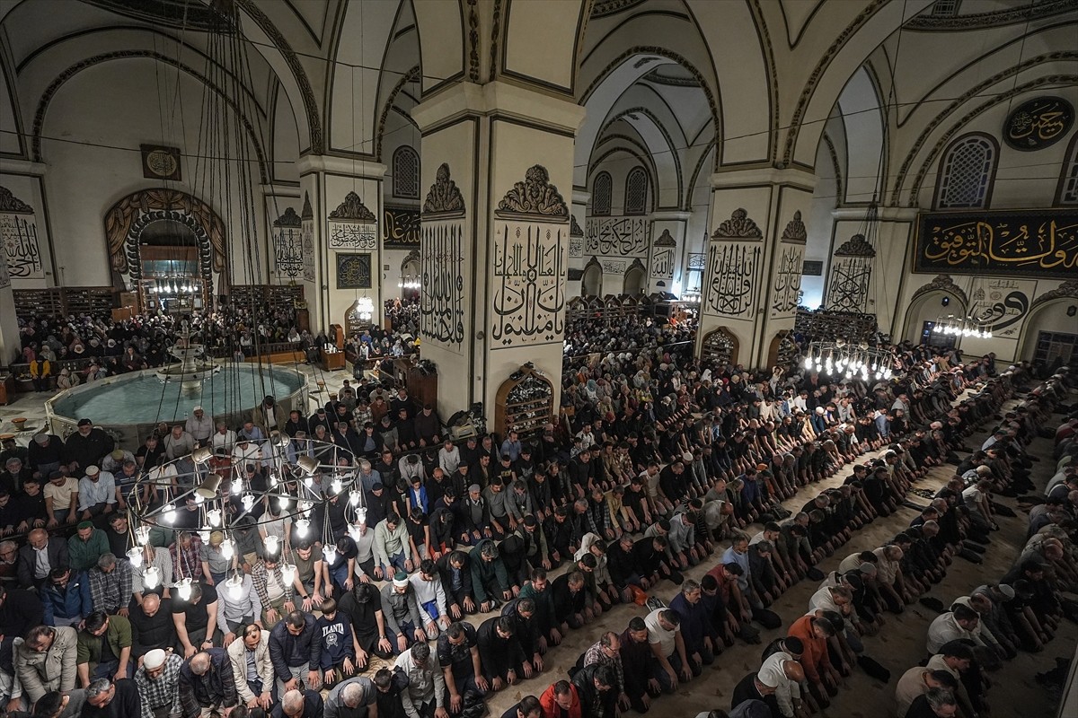 İslam dininde "bin aydan daha hayırlı olduğu" kabul edilen Kadir Gecesi, Bursa'daki camilerde...