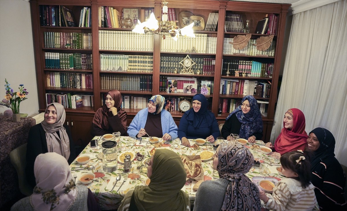 İspanya, Peru, Arjantin ve Kolombiya'dan Türkiye'yi ziyarete gelen Müslüman turistler, Türk bir...