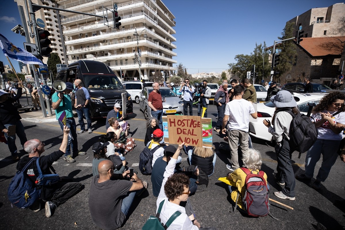İsrail'de on binlerce kişi Başbakan Binyamin Netanyahu ve hükümetinin, İsrail iç istihbarat...