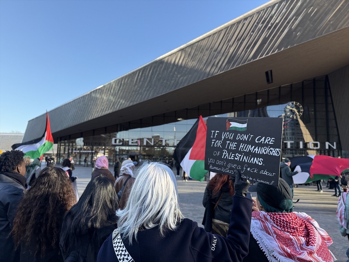 İsrail'in ateşkesi bozarak Gazze Şeridi'ne başlattığı ve 400'den fazla kişinin ölümüne, 500'ü...