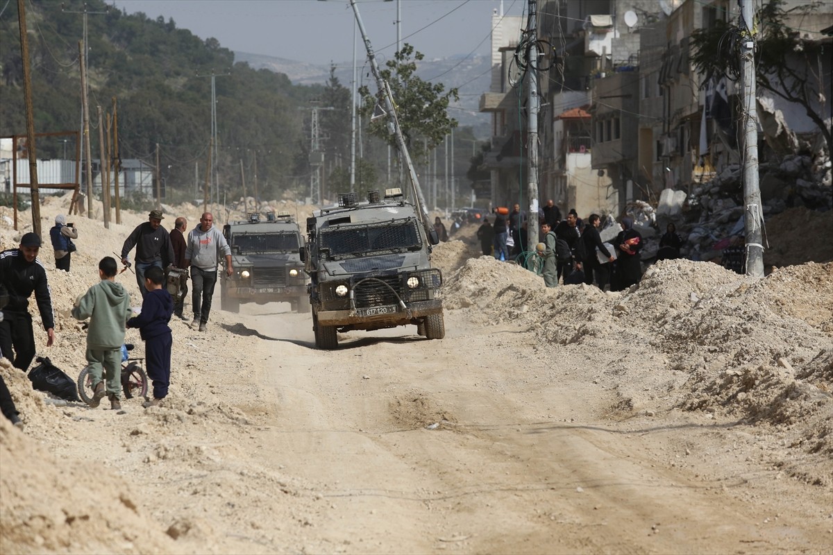 İsrail ordusu, işgal altındaki Batı Şeria'nın Tulkerim kentinin doğusunda bulunan Nur Şems Mülteci...