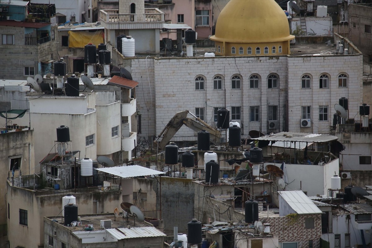 İsrail ordusu, işgal altındaki Batı Şeria’nın kuzeyinde yer alan Tulkerim kentinin doğusundaki Nur...