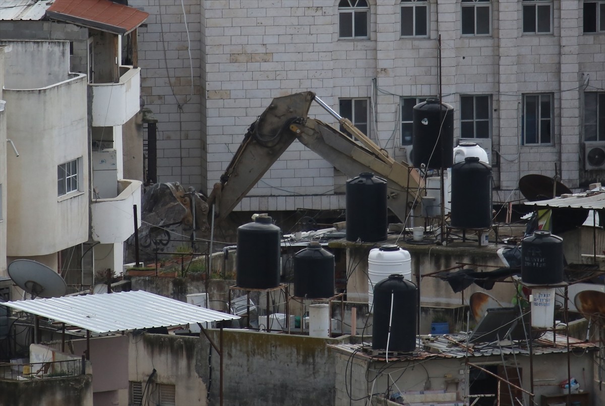 İsrail ordusu, işgal altındaki Batı Şeria’nın kuzeyinde yer alan Tulkerim kentinin doğusundaki Nur...