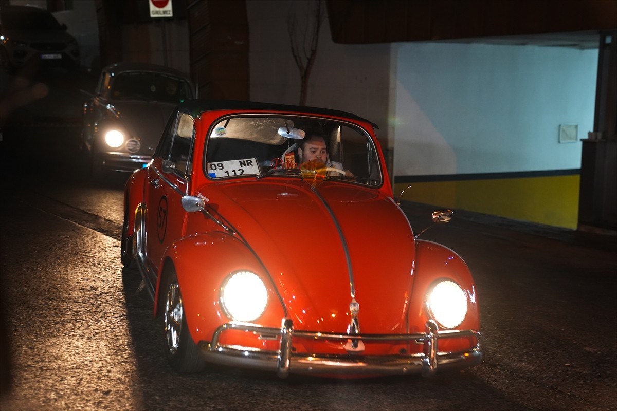 İstanbul'da 961 mahallede yaklaşık 3 bin 500 ramazan davulcusu söyledikleri manilerle vatandaşları...