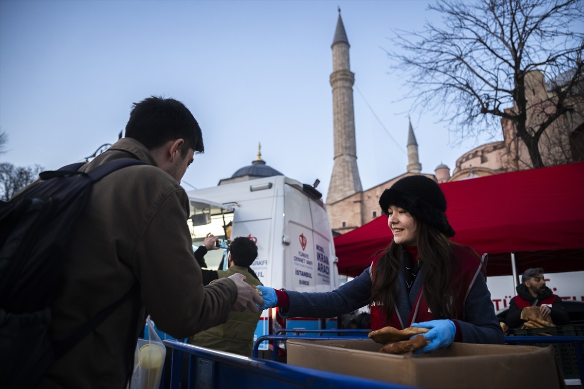 İstanbul'da bazı vatandaşlar ramazan ayının ilk iftarını yapmak için Sultanahmet Meydanı'na geldi....