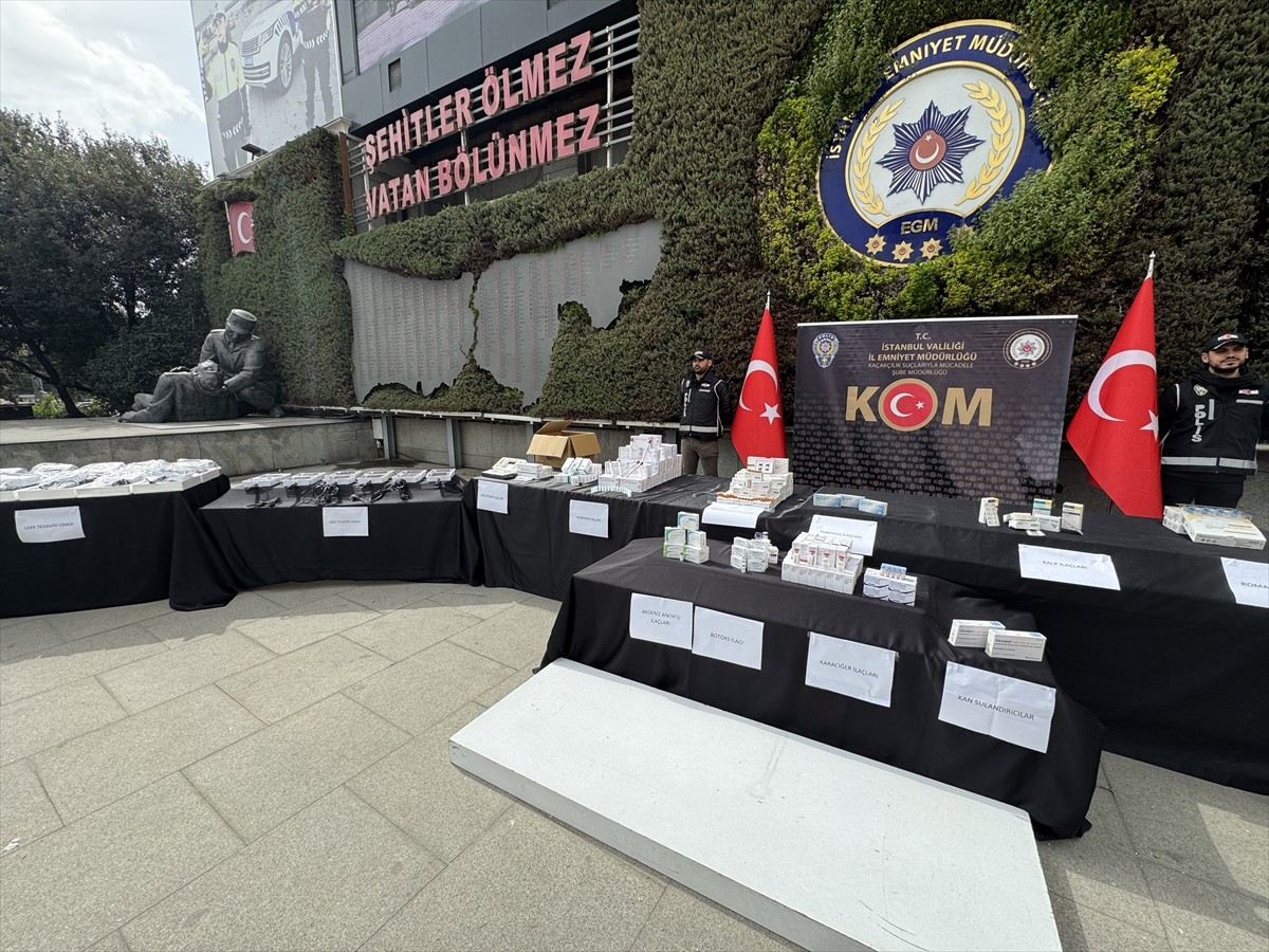 İstanbul'da düzenlenen kaçakçılık operasyonunda 6 bin 123 ilaç ve 194 tıbbi cihaz ele...