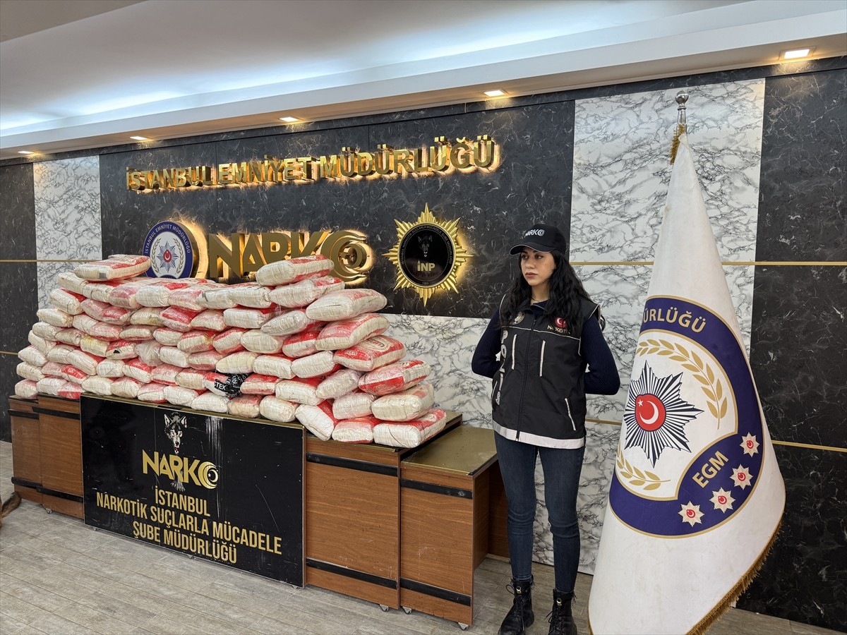İstanbul'da düzenlenen uyuşturucu operasyonunda 365 kilogram kokain ele geçirildi, 17 şüpheli...