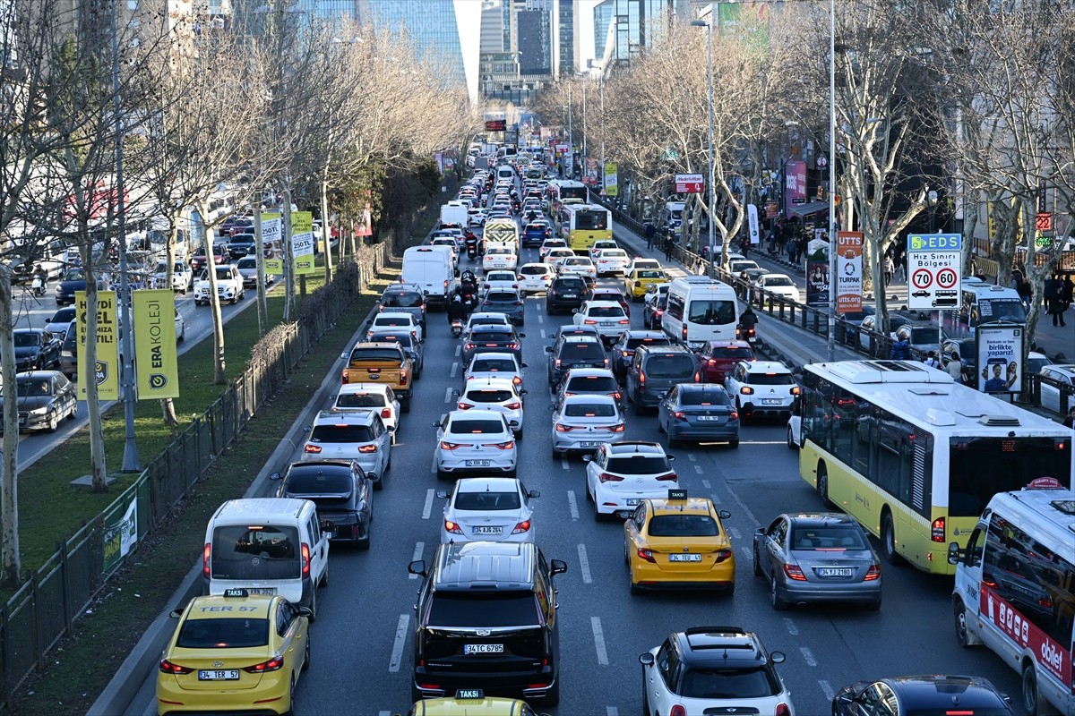 İstanbul'da haftanın dördüncü iş gününde akşam saatlerinde meydana gelen trafik yoğunluğu yüzde...